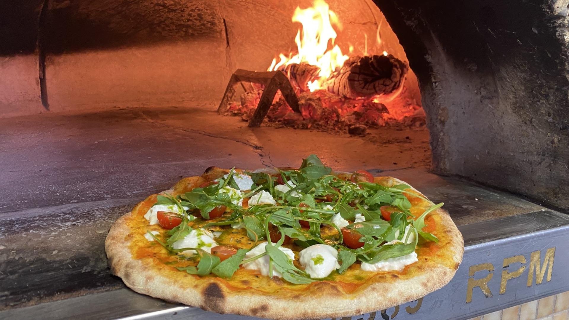 Pizza Burrata au four à bois · Pizzeria La Ràpita